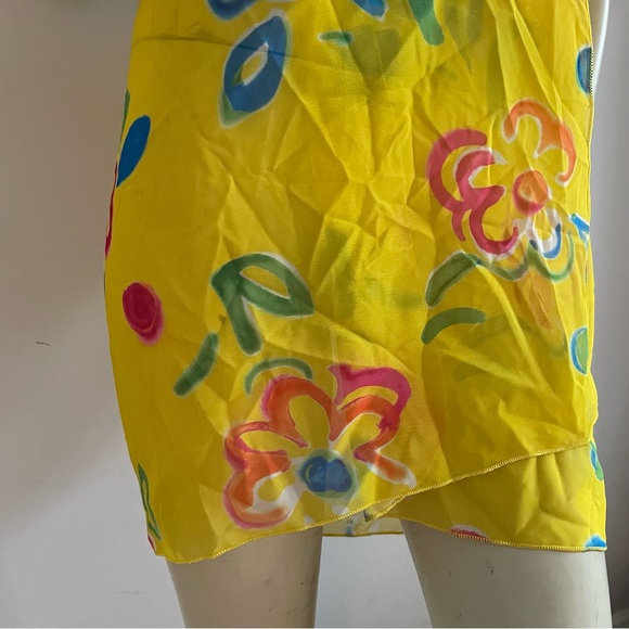 Yellow sarong with flowers - Picture 7 of 9